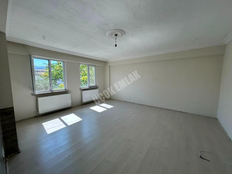 *AFYON ÜÇOK EMLAKTAN ATAKÖY MAH 2+1 100M² TEMİZ BAKIMLI KİRALIK DAİRE *
