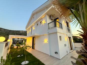 Didim Akbükde Satılık Jakuzili, Hamamlı, Saunalı Tam Müstakil Villa