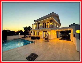 Didim Akbükde Satılık Jakuzili, Hamamlı, Saunalı Tam Müstakil Villa