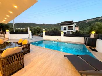 Didim Akbükde Satılık Jakuzili, Hamamlı, Saunalı Tam Müstakil Villa
