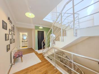 Didim Hisar Mahallesi HSM Villaları’nda Ortak Havuzlu, Yenilenmiş 5+1 Satılık Villa