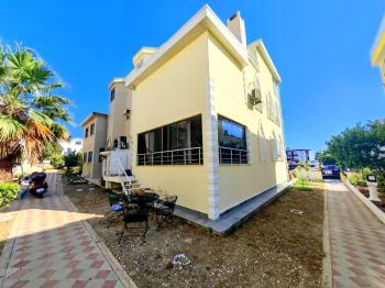 Didim Hisar Mahallesi HSM Villaları’nda Ortak Havuzlu, Yenilenmiş 5+1 Satılık Villa