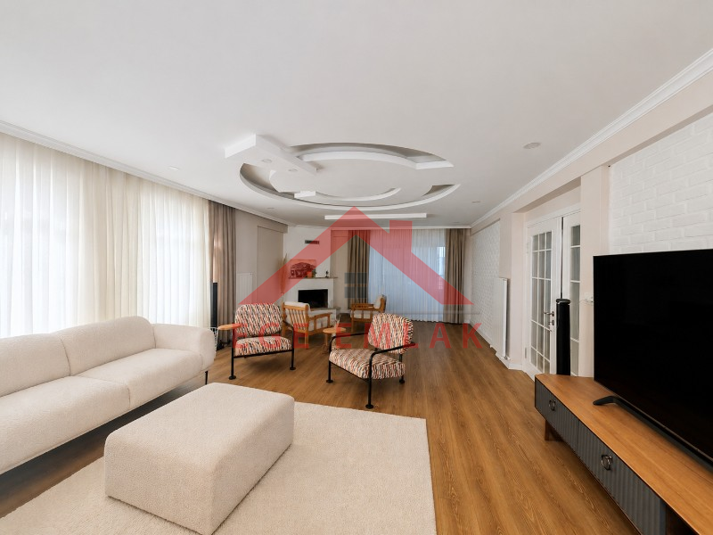 Didim Hisar Mahallesi HSM Villaları’nda Ortak Havuzlu, Yenilenmiş 5+1 Satılık Villa