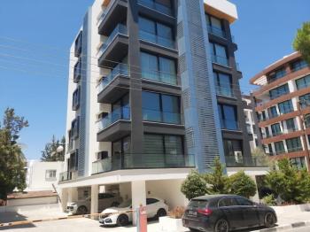 GİRNE MERKEZ'DE YENİ BİNADA SATILIK EŞYALI 2+1 DAİRE