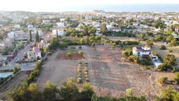 Kıbrıs Girne Çatalköy de Merkezi Lokasyonda Satılık Arazi