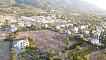 Kıbrıs Girne Çatalköy de Merkezi Lokasyonda Satılık Arazi