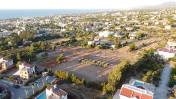 Kıbrıs Girne Çatalköy de Merkezi Lokasyonda Satılık Arazi