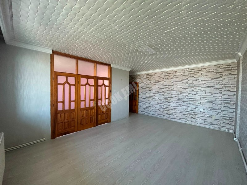 * AFYON ÜÇOK EMLAKTAN CUMHURİYET MAH 3+1 125M² ASANSÖRLÜ TEMİZ BAKIMLI SATILIK DAİRE *