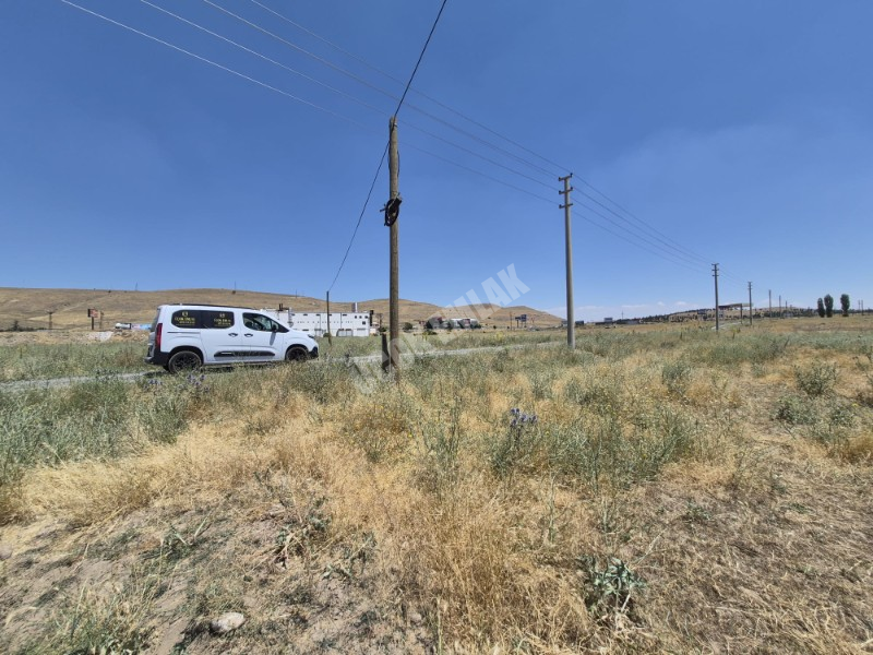 AFYON ÜÇOK EMLAKTAN SİNANPAŞA BOZKIR MEVKİNDE 673M² SATILIK ARSA 