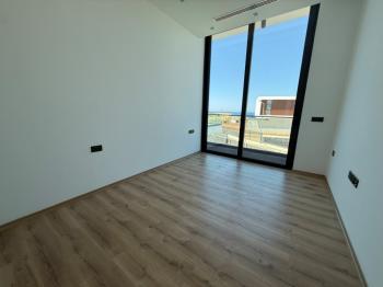 Kıbrıs Girne Çatalköy Bölgesinde Denize Sıfır 710 m2 Arsa İçerisinde Kiralık 4+1 Lüks Türk Tapulu Villa