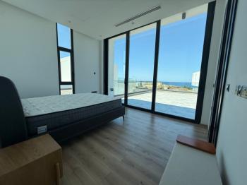 Kıbrıs Girne Çatalköy Bölgesinde Denize Sıfır 710 m2 Arsa İçerisinde Kiralık 4+1 Lüks Türk Tapulu Villa