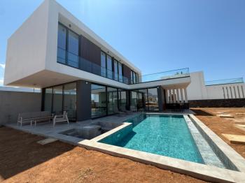 Kıbrıs Girne Çatalköy Bölgesinde Denize Sıfır 710 m2 Arsa İçerisinde Kiralık 4+1 Lüks Türk Tapulu Villa