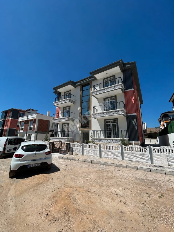 AFYON ÜÇOK EMLAKTAN MAREŞAL FEVZİ ÇAKMAK MAH 2+1 80M² SIFIR SATILIK DAİRE 