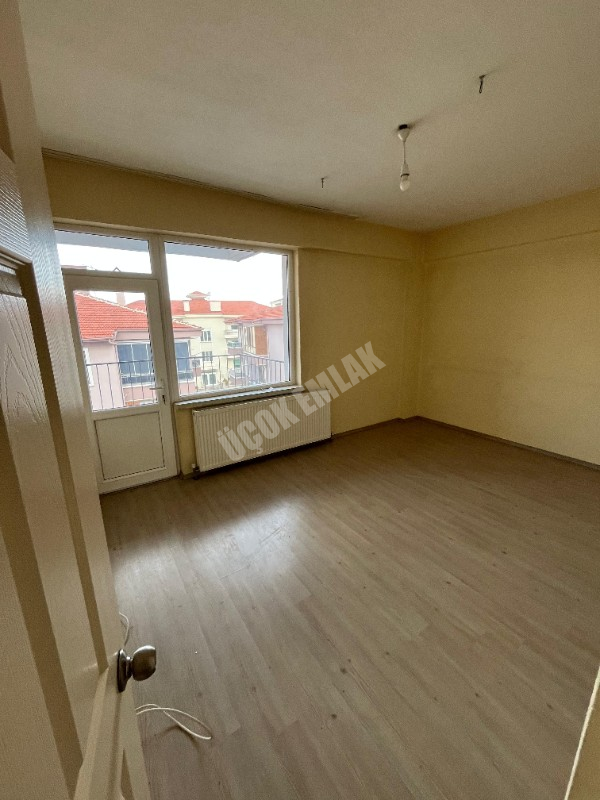 AFYON ÜÇOK EMLAKTAN FATİH MAH 2+ 80M² TEMİZ BAKIMLI KİRALIK DAİRE 