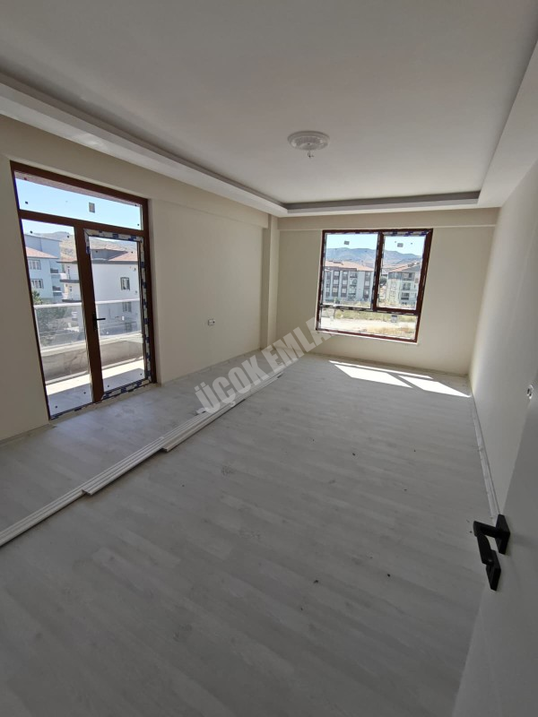* AFYON ÜÇOK EMLAKTAN MAREŞAL FEVZİ ÇAKMAK MAH 3+1 120M² EBEVEYN BANYOLU SATILIK DAİRE * 