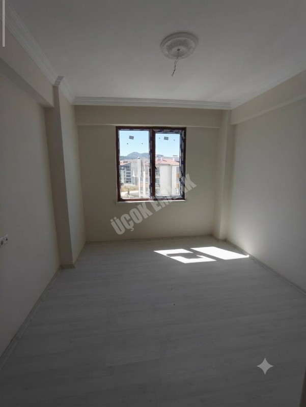 * AFYON ÜÇOK EMLAKTAN MAREŞAL FEVZİ ÇAKMAK MAH 3+1 120M² EBEVEYN BANYOLU SATILIK DAİRE * 