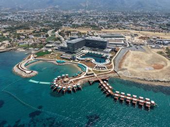 Kıbrıs Girne Çatalköy Bölgesinde Denize Sıfır 710 m2 Arsa İçerisinde Kiralık 4+1 Lüks Türk Tapulu Villa