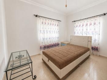 Karşıyaka’da Denize Yürüme Mesafesinde Kiralık Havuzlu 5+1 Villa
