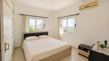 Karşıyaka’da Denize Yürüme Mesafesinde Kiralık Havuzlu 5+1 Villa