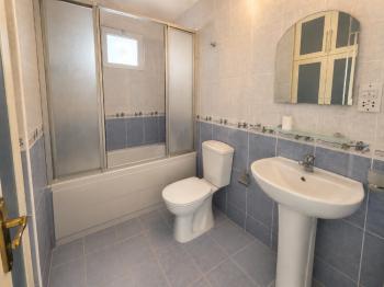 Karşıyaka’da Denize Yürüme Mesafesinde Kiralık Havuzlu 5+1 Villa