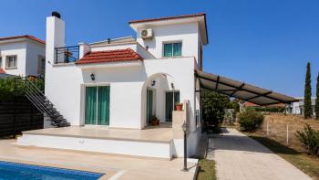 Karşıyaka’da Denize Yürüme Mesafesinde Kiralık Havuzlu 5+1 Villa