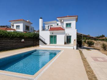 Karşıyaka’da Denize Yürüme Mesafesinde Kiralık Havuzlu 5+1 Villa
