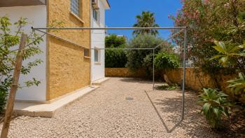 Karşıyaka’da Denize Yürüme Mesafesinde Kiralık Havuzlu 5+1 Villa