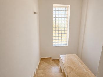 Karşıyaka’da Denize Yürüme Mesafesinde Kiralık Havuzlu 5+1 Villa