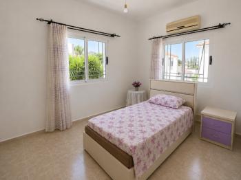 Karşıyaka’da Denize Yürüme Mesafesinde Kiralık Havuzlu 5+1 Villa