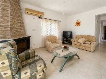 Karşıyaka’da Denize Yürüme Mesafesinde Kiralık Havuzlu 5+1 Villa