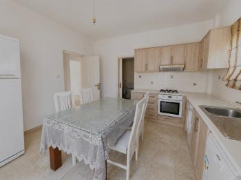 Karşıyaka’da Denize Yürüme Mesafesinde Kiralık Havuzlu 5+1 Villa