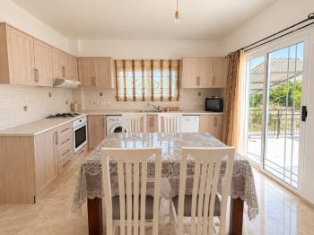 Karşıyaka’da Denize Yürüme Mesafesinde Kiralık Havuzlu 5+1 Villa