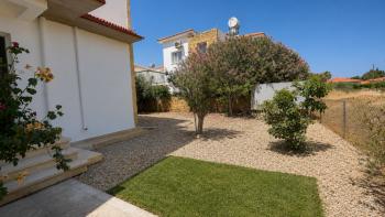 Karşıyaka’da Denize Yürüme Mesafesinde Kiralık Havuzlu 5+1 Villa