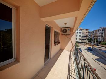 Didim Yeni Mahalle'de Merkezi Konumda Satılık 2+1 Ara Kat Daire