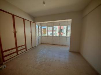 Didim Yeni Mahalle'de Merkezi Konumda Satılık 2+1 Ara Kat Daire