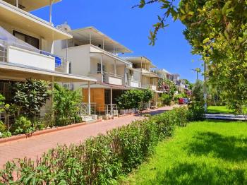 Didim Çamlık Aytepe’de Denize Yakın Eşyalı 3+1 Tripleks Yazlık