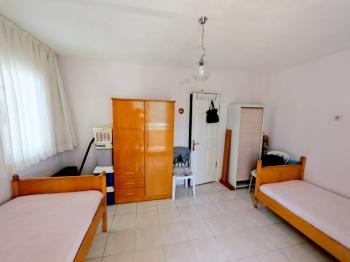 Didim Çamlık Aytepe’de Denize Yakın Eşyalı 3+1 Tripleks Yazlık