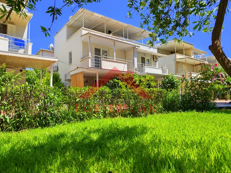 Didim Çamlık Aytepe’de Denize Yakın Eşyalı 3+1 Tripleks Yazlık