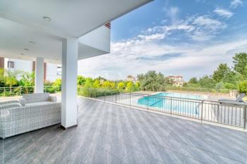 KKTC Girne Çatalköy'de Geniş Bahçeli Ödeme Planlı Satılık 4+1 Havuzlu Lüks Villa