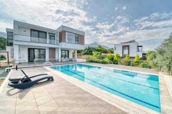 KKTC Girne Çatalköy'de Geniş Bahçeli Ödeme Planlı Satılık 4+1 Havuzlu Lüks Villa