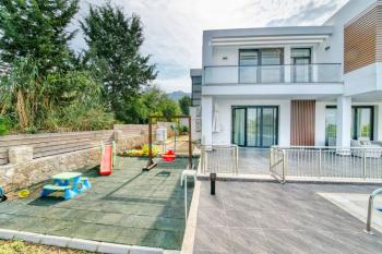 KKTC Girne Çatalköy'de Geniş Bahçeli Ödeme Planlı Satılık 4+1 Havuzlu Lüks Villa