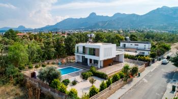 KKTC Girne Çatalköy'de Geniş Bahçeli Ödeme Planlı Satılık 4+1 Havuzlu Lüks Villa