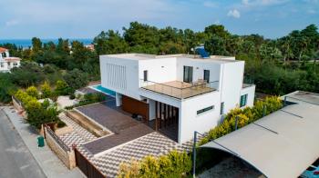 KKTC Girne Çatalköy'de Geniş Bahçeli Ödeme Planlı Satılık 4+1 Havuzlu Lüks Villa