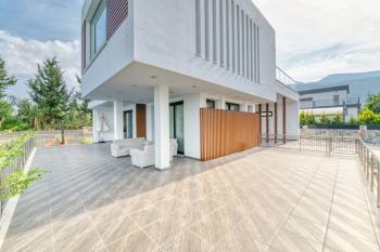 KKTC Girne Çatalköy'de Geniş Bahçeli Ödeme Planlı Satılık 4+1 Havuzlu Lüks Villa
