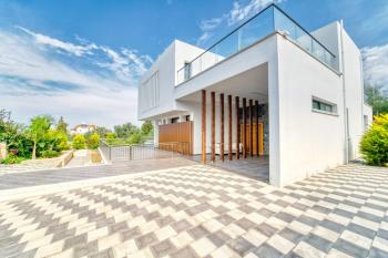 KKTC Girne Çatalköy'de Geniş Bahçeli Ödeme Planlı Satılık 4+1 Havuzlu Lüks Villa