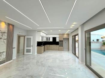Didimde 317 M2  Arsa İçerisinde 4+1 Villa