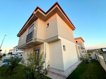Didimde 317 M2  Arsa İçerisinde 4+1 Villa