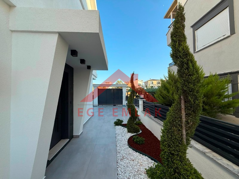 Didim'de Satılık 3+1 Havuzlu Teraslı Otoparklı Villa