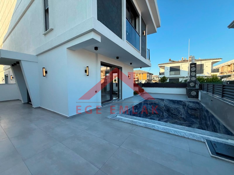 Didim'de Satılık 3+1 Havuzlu Teraslı Otoparklı Villa