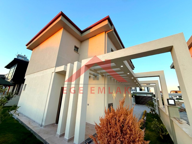 Didimde 317 M2  Arsa İçerisinde 4+1 Villa